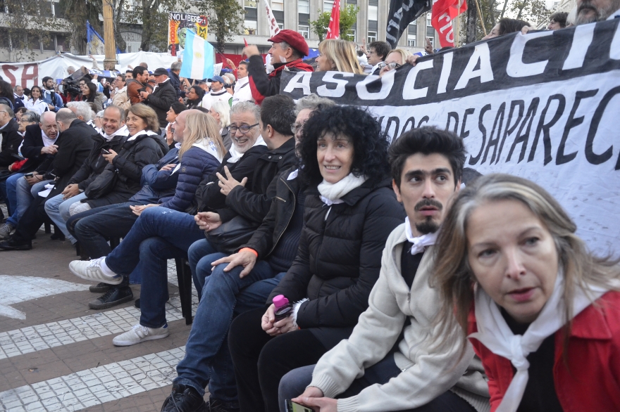 Galería de fotos de #LaPlazaDeLosPañuelos: histórica marcha contra el 2x1 a represores