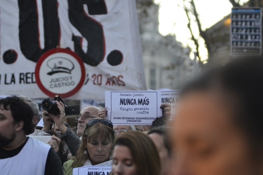 Galería de fotos de #LaPlazaDeLosPañuelos: histórica marcha contra el 2x1 a represores