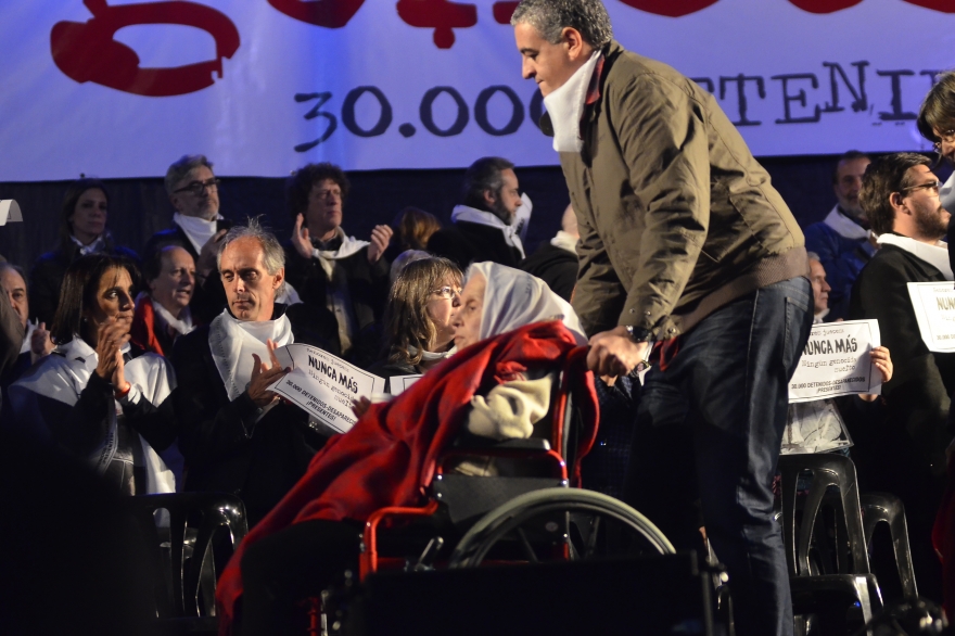 Galería de fotos de #LaPlazaDeLosPañuelos: histórica marcha contra el 2x1 a represores