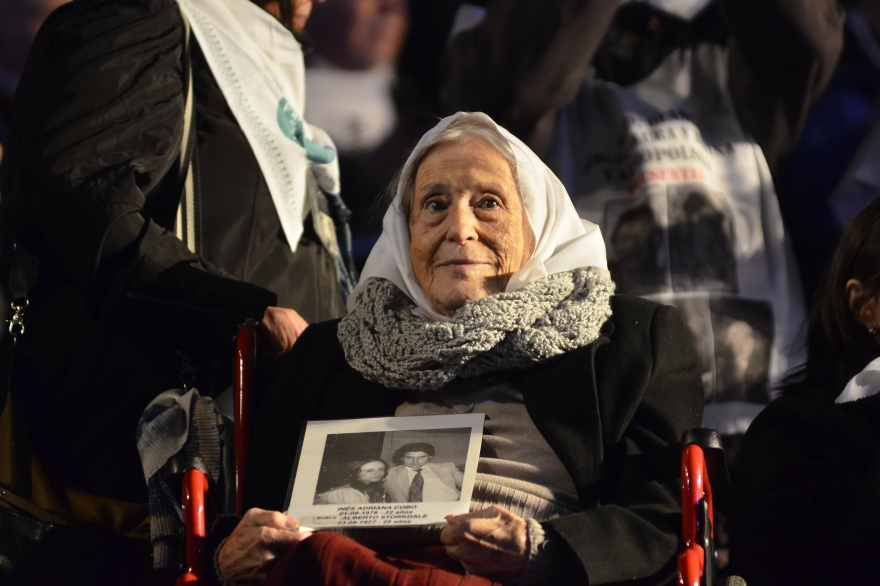 Galería de fotos de #LaPlazaDeLosPañuelos: histórica marcha contra el 2x1 a represores