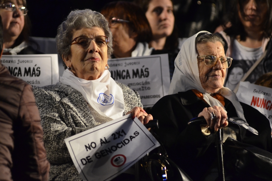 Galería de fotos de #LaPlazaDeLosPañuelos: histórica marcha contra el 2x1 a represores