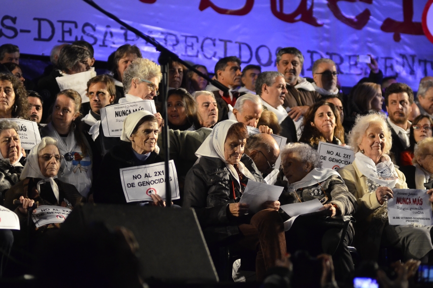 Galería de fotos de #LaPlazaDeLosPañuelos: histórica marcha contra el 2x1 a represores