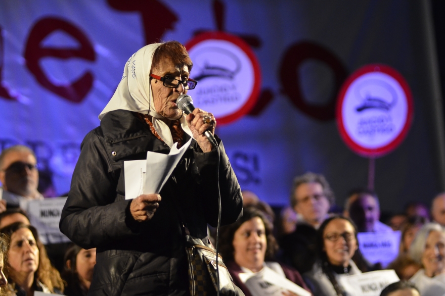Galería de fotos de #LaPlazaDeLosPañuelos: histórica marcha contra el 2x1 a represores