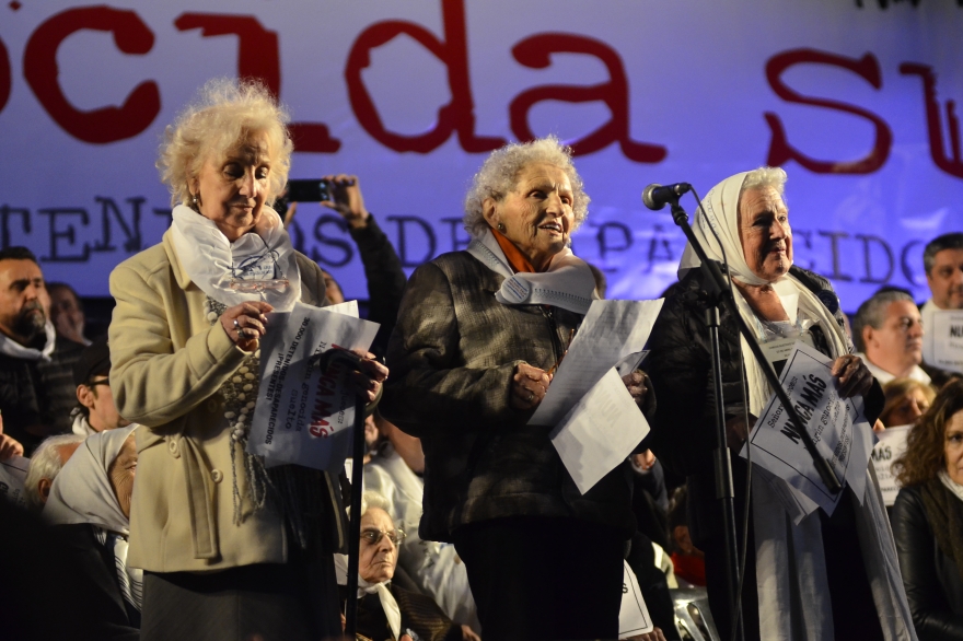 Galería de fotos de #LaPlazaDeLosPañuelos: histórica marcha contra el 2x1 a represores