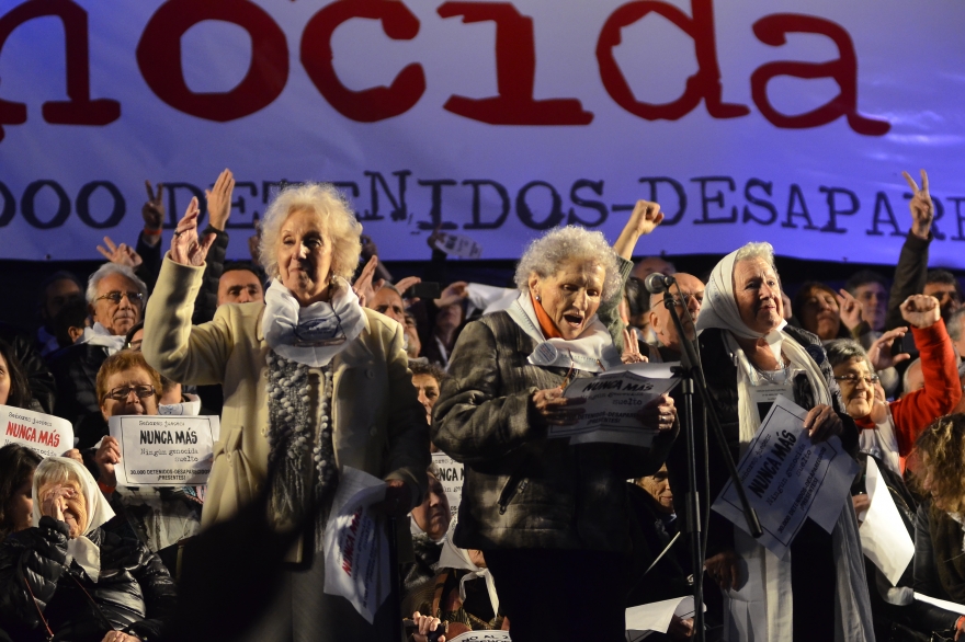 Galería de fotos de #LaPlazaDeLosPañuelos: histórica marcha contra el 2x1 a represores