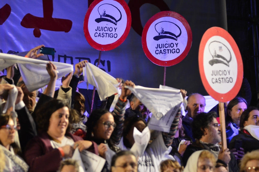 Galería de fotos de #LaPlazaDeLosPañuelos: histórica marcha contra el 2x1 a represores