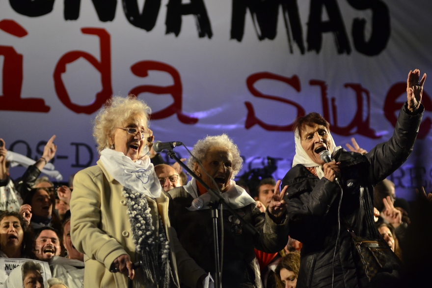 Galería de fotos de #LaPlazaDeLosPañuelos: histórica marcha contra el 2x1 a represores