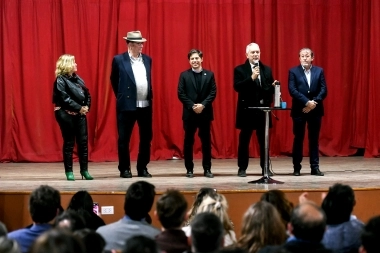 Con Telechea y Alak, Kicillof entregó escrituras gratuitas en Florentino Ameghino