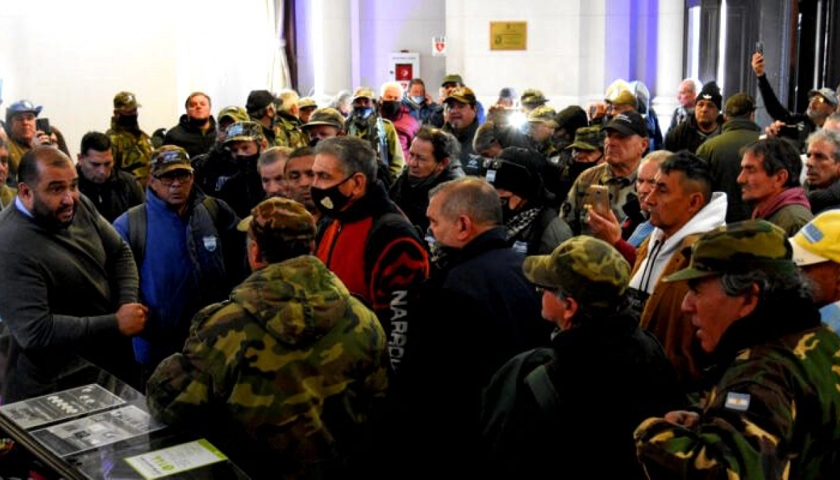 Tras los reclamos, Provincia recibirá a los excombatientes que tomaron el Senado