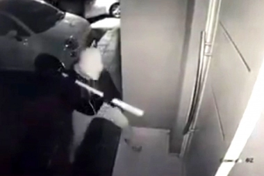 Video: con extrema violencia, ladrones intentaron colarse en una vivienda platense
