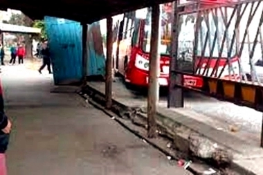Violencia en el Conurbano: intentó apuñalar al colectivero para robarle el celular