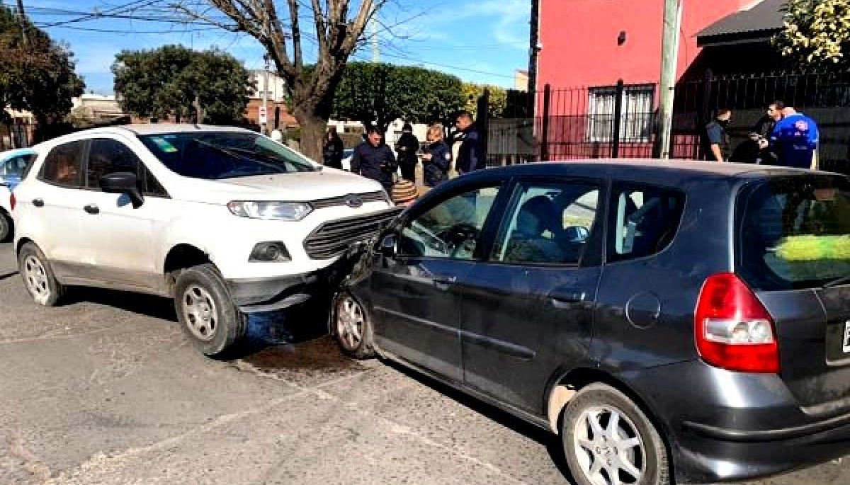 Locura: una persecución, una amante y un accidente entre 3 autos en Almirante Brown