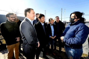 Con la entrega de viviendas como estandarte, Kicillof desembarcó en Florencio Varela