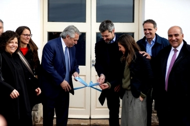 En un pueblo de Provincia y sin Kicillof, Alberto homenajeó a Evita