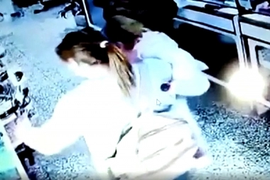 Video: amenazaron a una nena de tres años durante un violento asalto en una farmacia