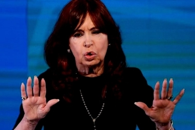 Cristina Kirchner expuso al fiscal y juez de su causa, y pidió su recusación