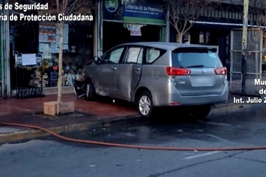 Video: perdió el control del vehículo e impactó contra un local en Tigre