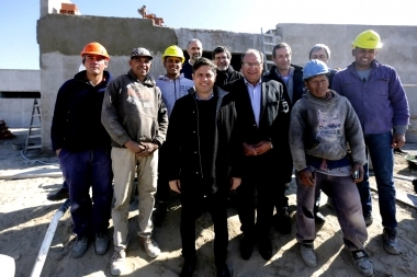 Con el foco en la vacunación, Kicillof recorrió un hospital y una escuela en General Alvear