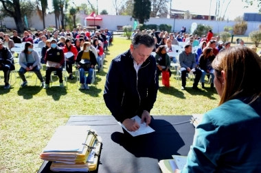 Gray entregó más de 234 escrituras para vecinos de Esteban Echeverría