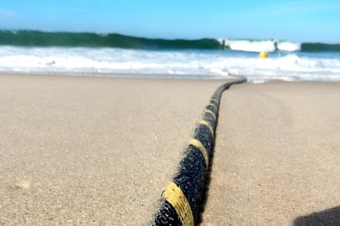 Se oficializó la instalación del cable de fibra óptica más largo del mundo en Las Toninas