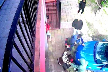 Video: cinco adolescentes le robaron el auto a una abuela en Villa Domínico