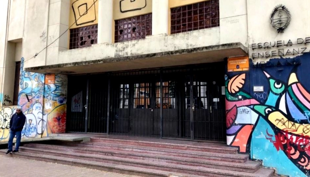 Apuntan a la gestión Garro: se cayó el techo de una escuela en La Plata
