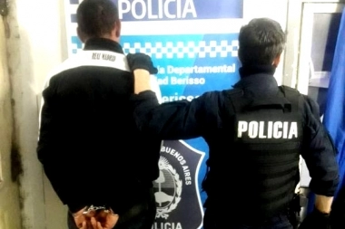 Al filo de la tragedia: con un machete y un cuchillo tomó de rehén a su pareja y atacó a un policía