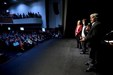 Cánticos a favor de Cristina y arenga de Kicillof sonaron en la asunción de Correa