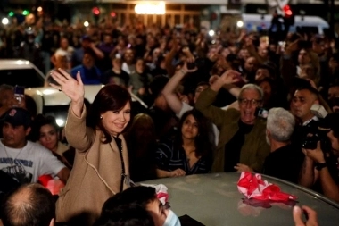 Cristina saludó a la militancia y se calzó una gorra con la leyenda “CFK 2023”