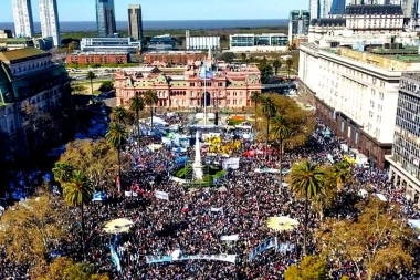 Una multitud llenó Plaza de Mayo en defensa de la Democracia y repudio al atentado contra Cristina