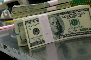 El dólar vuelve a subir y araña los 18 pesos: preocupación por los créditos hipotecarios