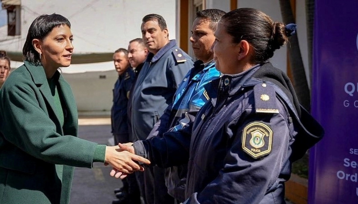 Mayra Mendoza entregó computadoras a las comisarías de Quilmes