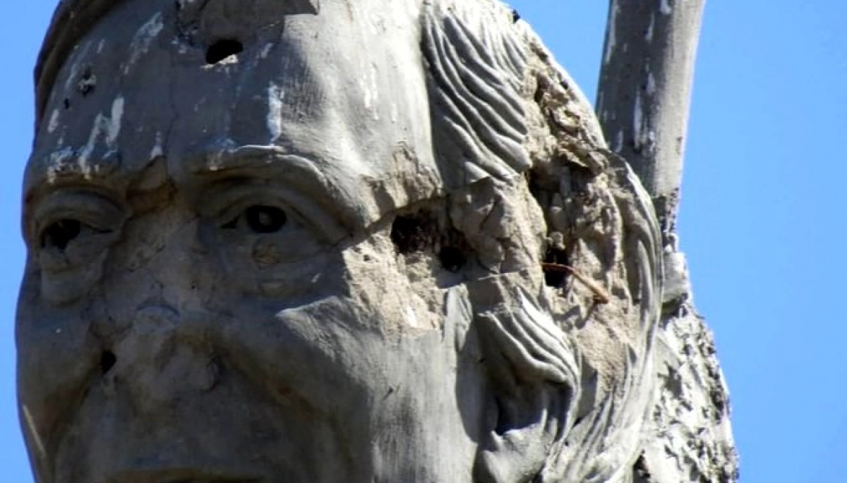 En otra muestra de intolerancia, atacaron un monumento de Néstor Kirchner en Vedia