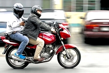 Motoquero que escapaba de motochorros chocó un auto estacionado y se rompió todo