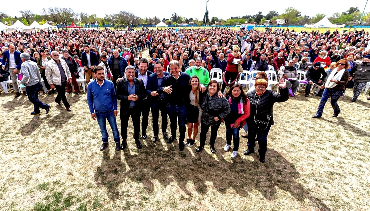 Fabiani, Ambrosini y Cascallares entregaron tablets a jubilados en Brown