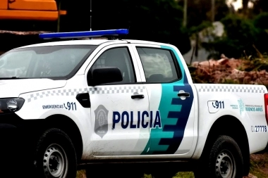 Dos delincuentes balearon a un policía que lavaba la camioneta en la vereda