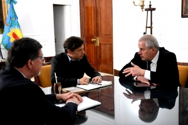 Una hora más de clases: Kicillof firmó el convenio para extender la jornada escolar