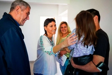 Mayra Mendoza y Ferraresi entregaron casas en Quilmes Oeste