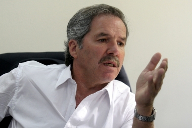 Solá criticó a Peña: "No sabe de derecho administrativo, ni de economía”