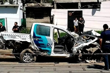 ¿En qué estaban pensando?: tren arrolló un patrullero que realizó una llamativa maniobra