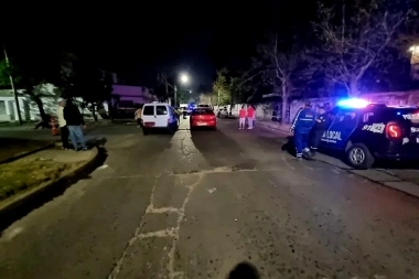 Una pareja escapaba de motochorros y chocó con un auto: una mujer murió