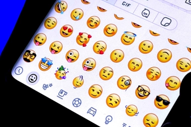 Los emojis animados aterrizaron de imprevisto a los chats de WhatsApp: cómo activarlos