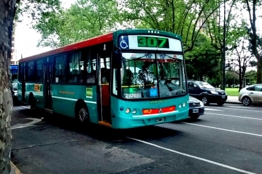 Superhéroe de la 307: el chofer de la línea platense ahuyentó a motochorros con el colectivo