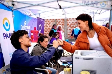 Mayra Mendoza visitó el operativo Quilmes Cerca del Comedor Caritas Felices
