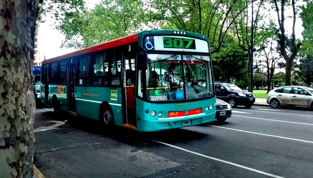 Superhéroe de la 307: el chofer de la línea platense ahuyentó a motochorros con el colectivo