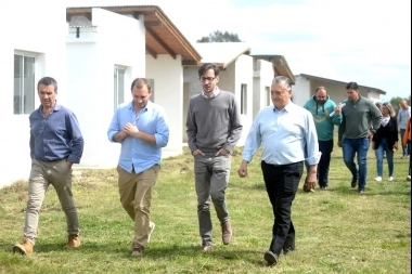 Simone visitó municipios bonaerenses y recorrió la construcción de futuras viviendas