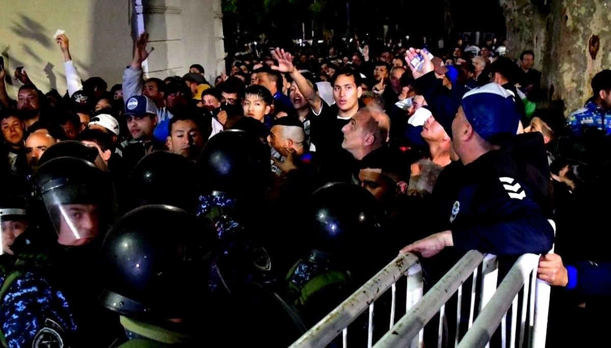 Represión en Gimnasia: detuvieron al jefe del operativo del partido y a un policía que disparó