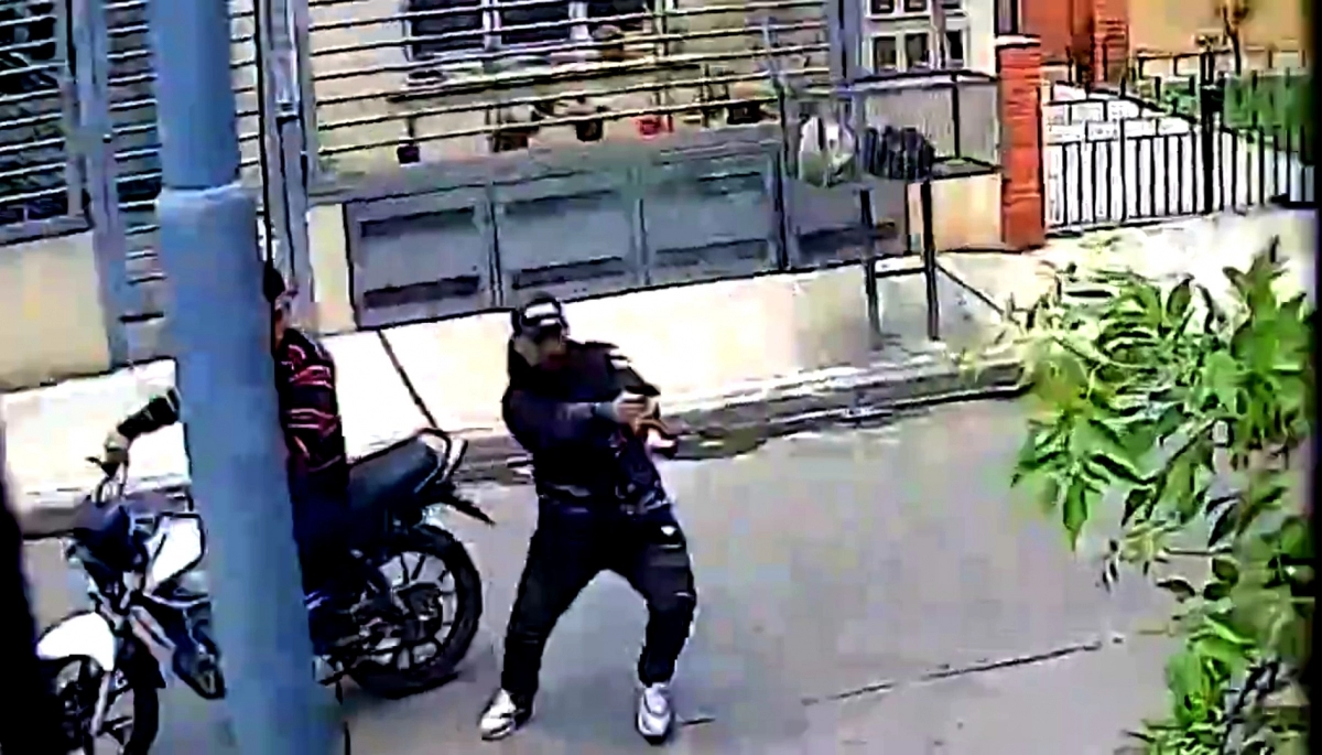 Dos perras enseñaron los colmillos y pusieron en fuga a motochorros