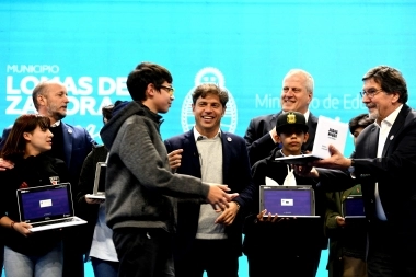 Desarrollo Digital: Kicillof y Perczyk entregaron más de mil netbooks en Lomas de Zamora