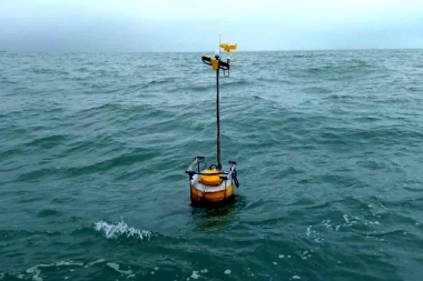 Nos tapó el agua: se robaron el panel solar de una boya en medio del mar